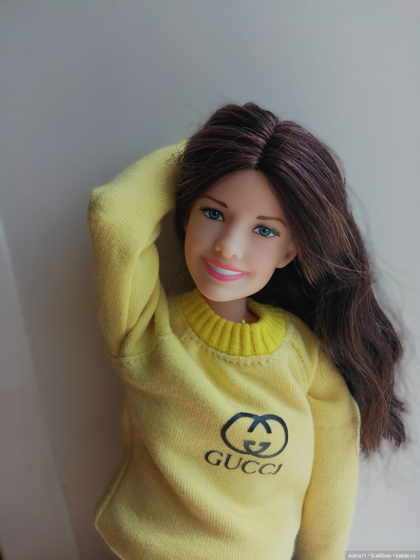 Нравится мне эта девочка). Недавно подарили этих кукол. Питер не очень, а вот эта- прямо восторг)