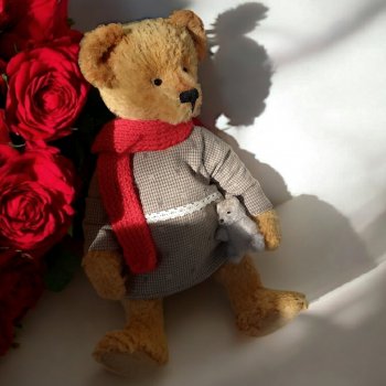 Модницы предпочитают красные шарфы🧣