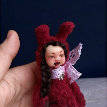 Девчуля в бордовом кигуруми❤️