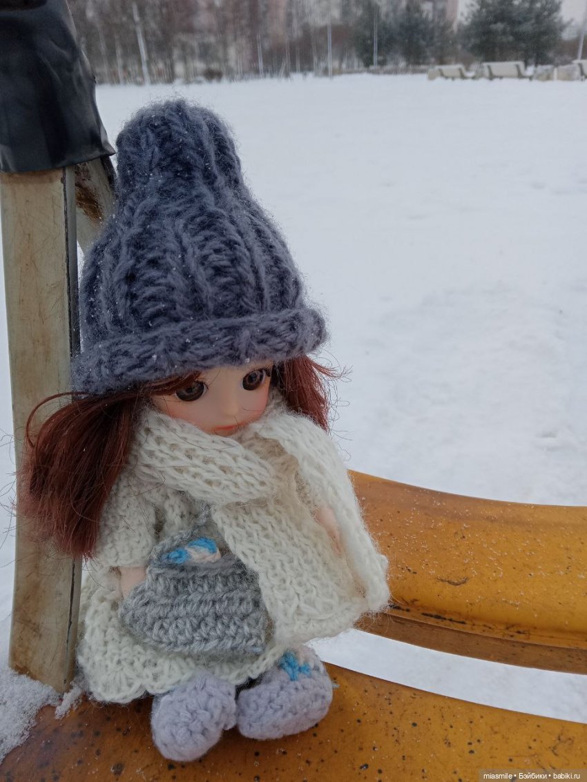 Мия на больших, настоящих качелях