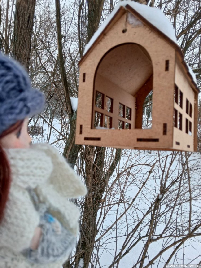 Кормушка! Какая симпатичная, из дерева.