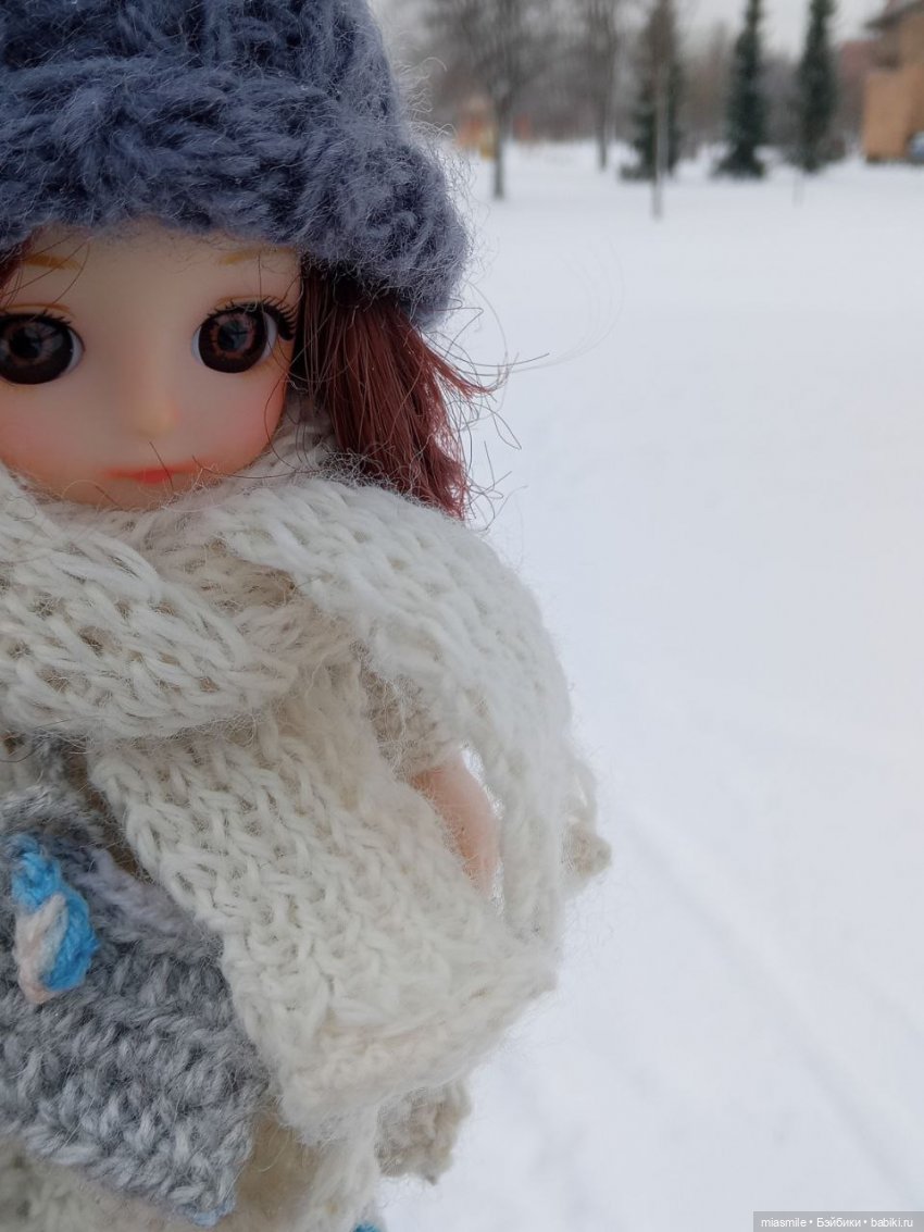 Мия утеплилась (шапку одолжила сестренка, в шарф закуталась)