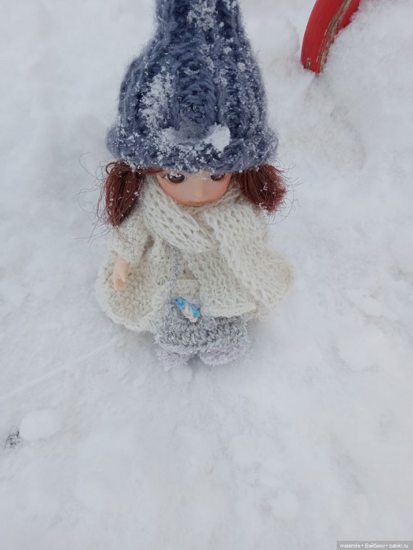 Уткнулась в сугроб, поднялась, в снегу, но довольная