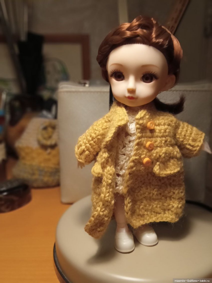 Бежевое пальто крючком для куклы
