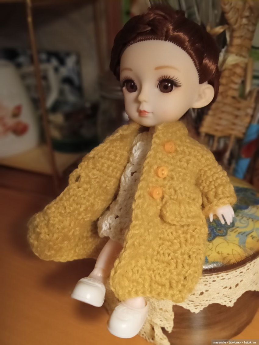 Лу в бежевом  пальто