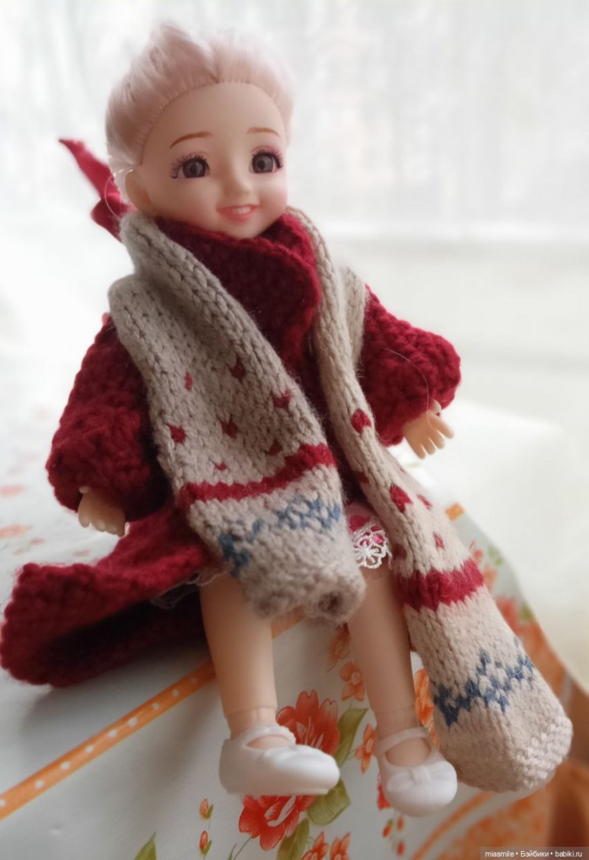 Арина в вязаных обновках (пальто и шарф) (фото 3)