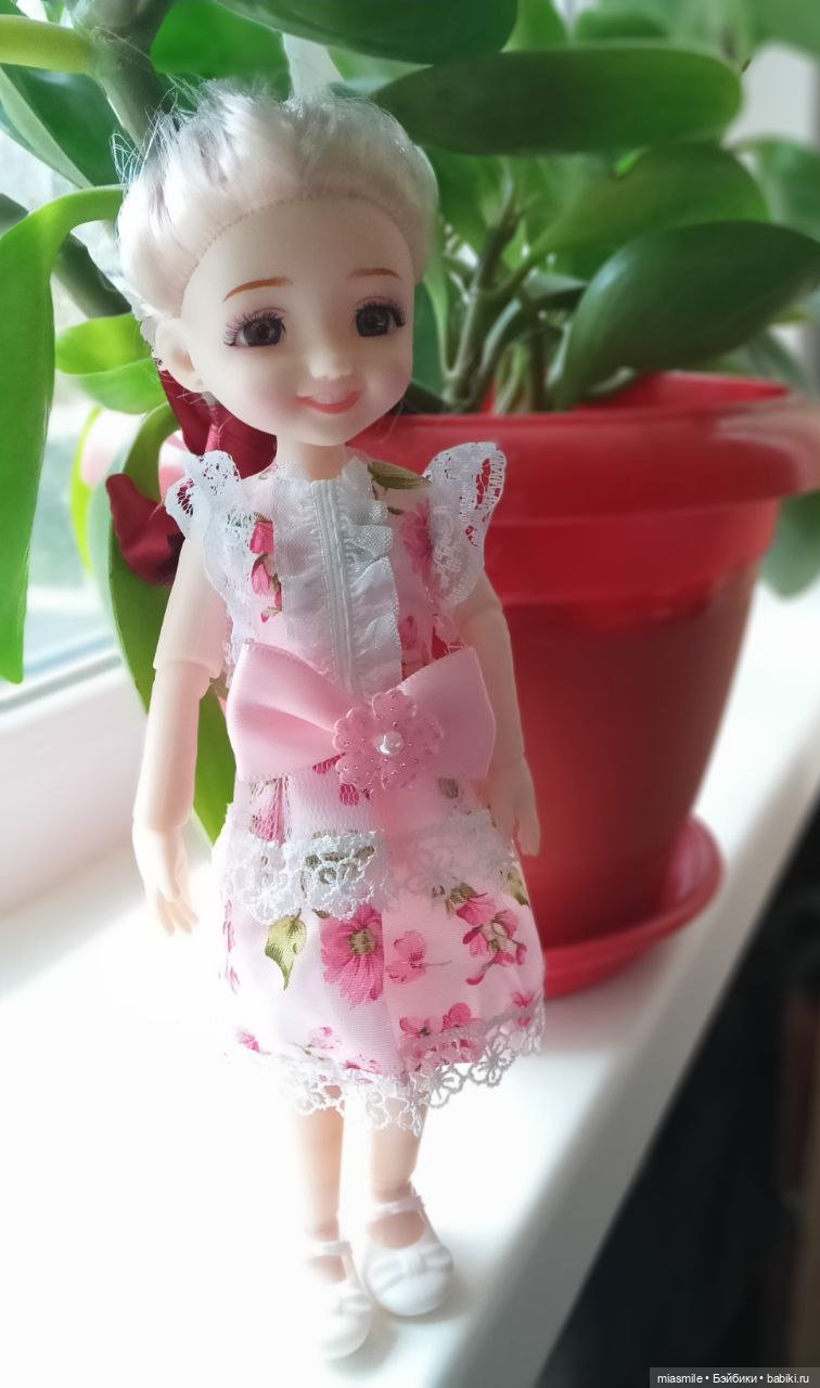 Арина в вязаных обновках (пальто и шарф)