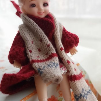 Арина в вязаных обновках (пальто и шарф)