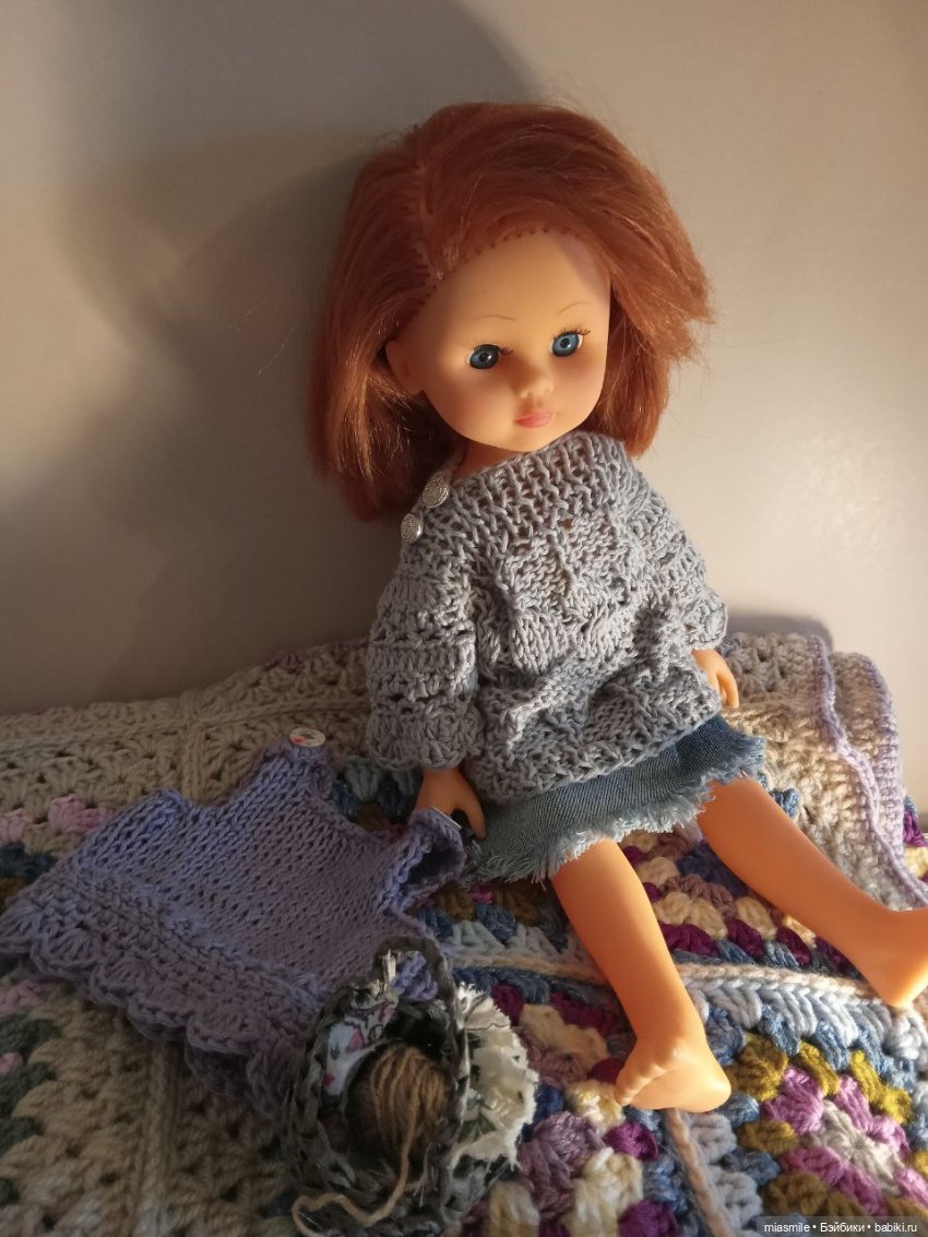 Кукла в вязаной одежде