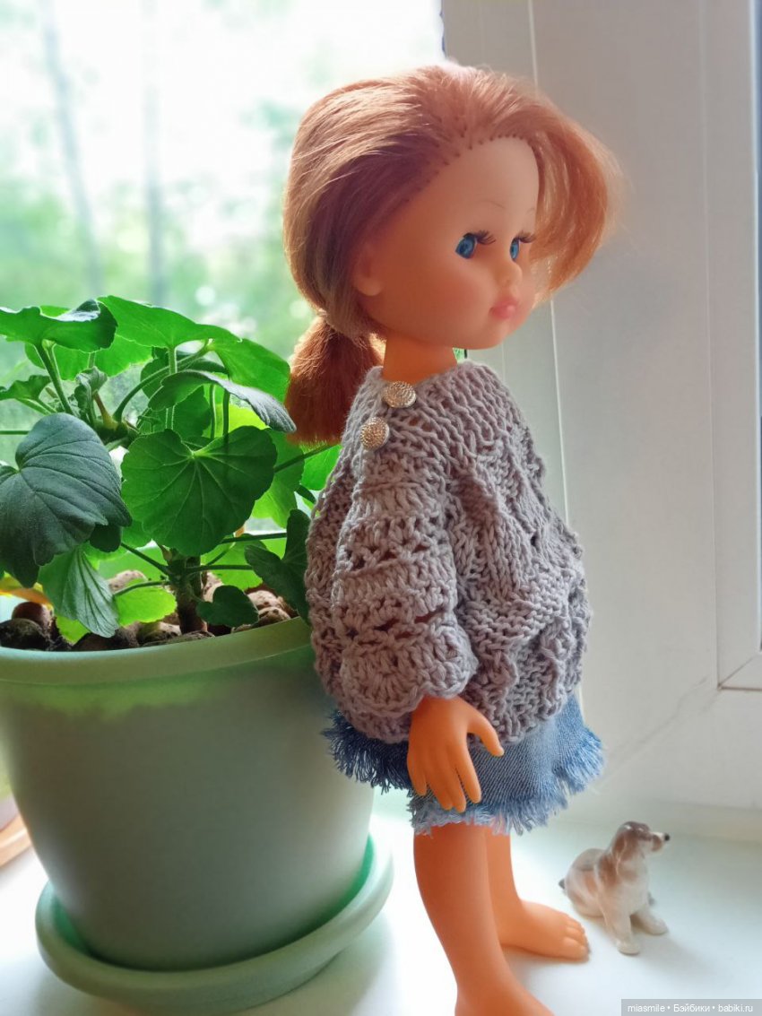 Кукла в вязаном сером свитере
