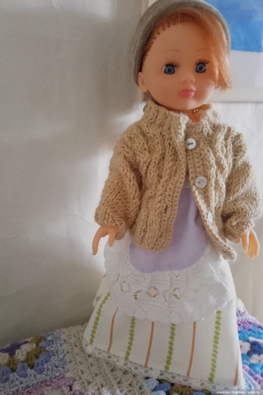 Кукла в теплой вязаной кофте