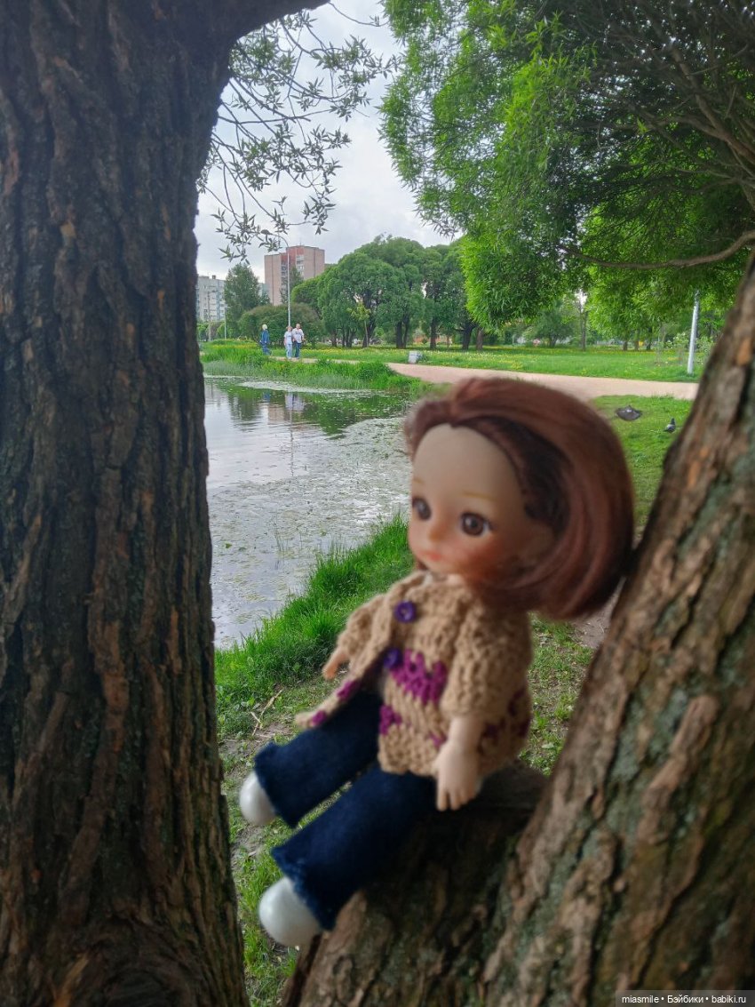 Портрет куклы баболи на фоне озера