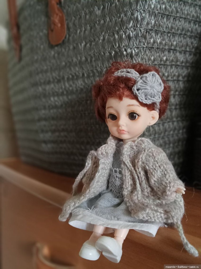 Серая вязаная кофта и серое платье с кружевом для куклы баболи