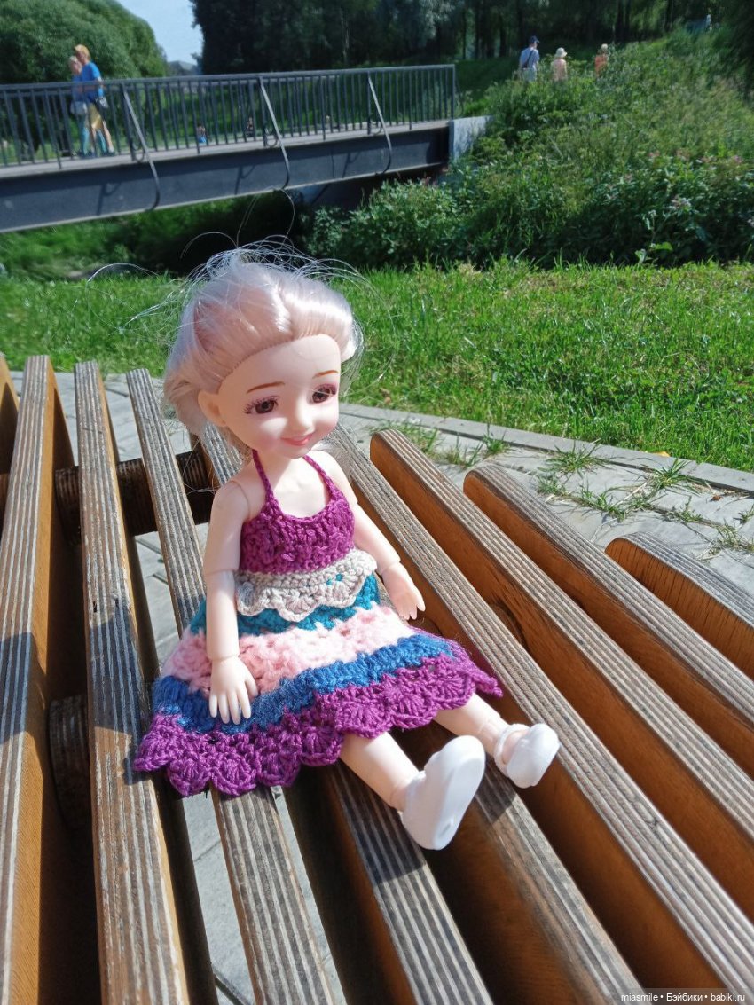 Кукла Арина в парке