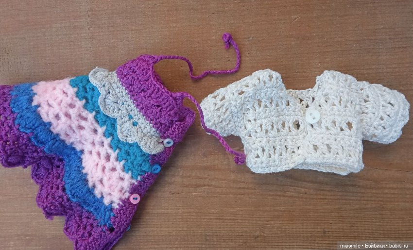 Сарафан и кофточка крючком для куклы баболи