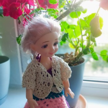 Август с куклой Аришей в стиле хиппи