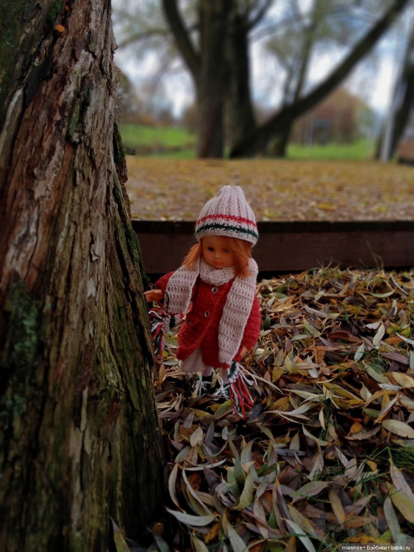 Рита у дерева с опавшими листьями