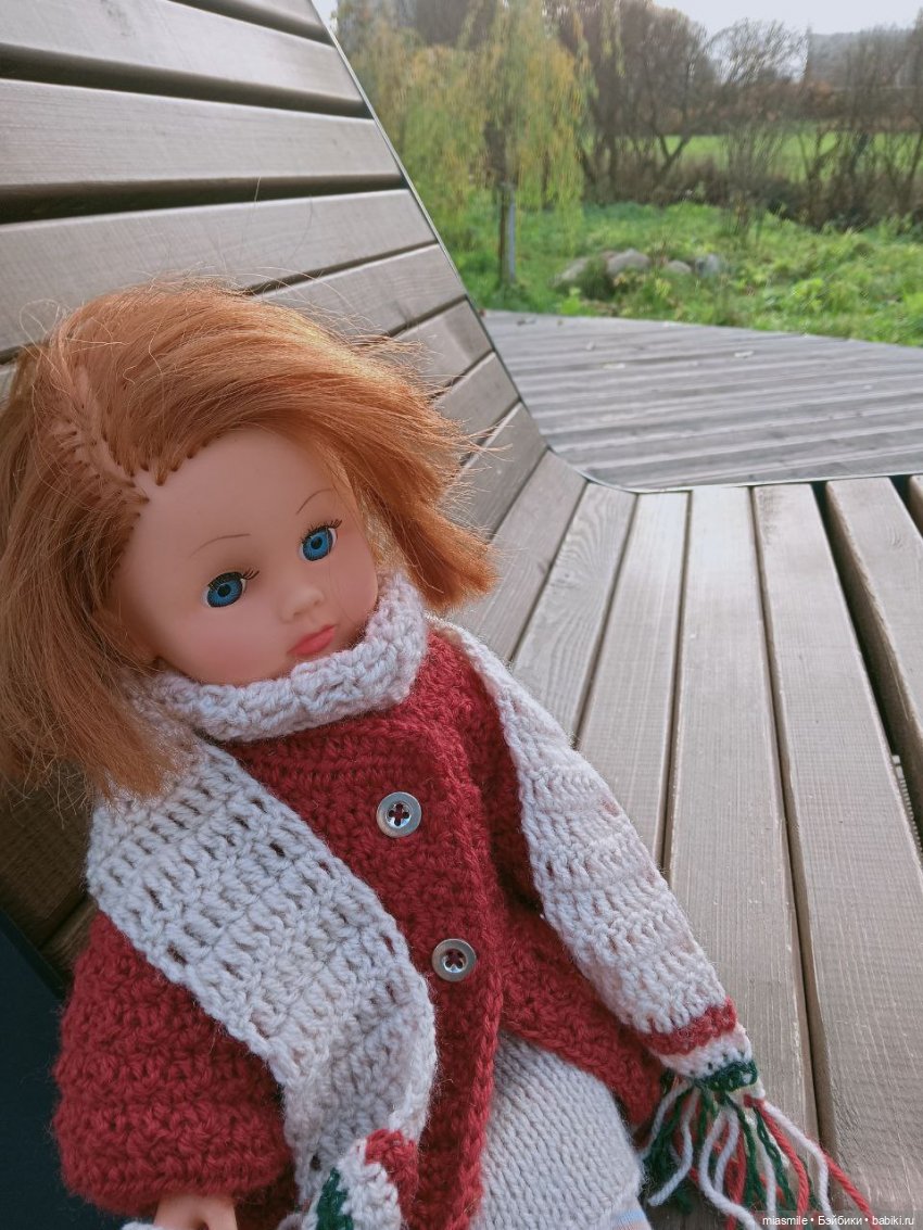 Кукла Рита на скамейке