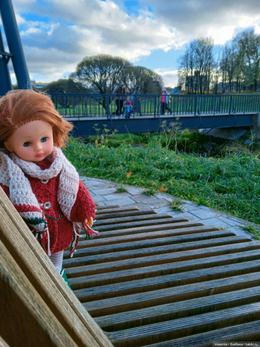 Рита на скамейке-карусели