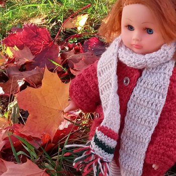 Гуляем с Ритой, ходим по опавшей листве в нашем живописном парке