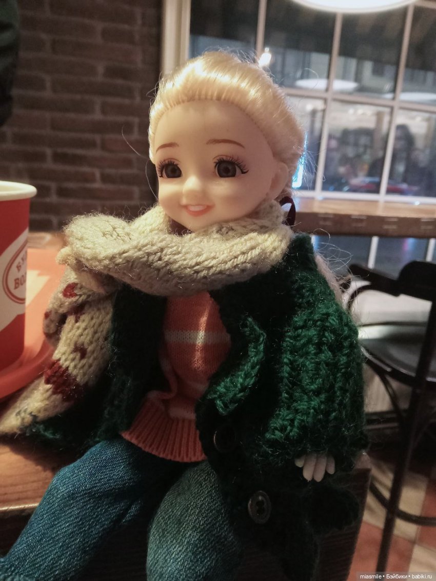 Кукла баболи Арина в кафе