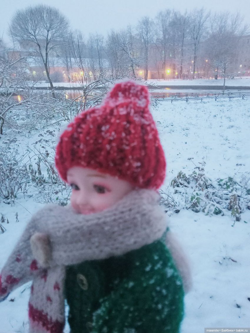 Кукла баболи в дымке из снега