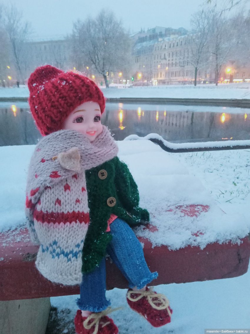 Кукла баболи Арина на скамейке в парке