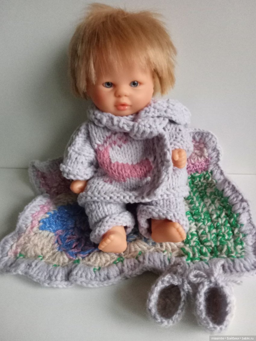 Вязаный костюм для небольших куколок-детей