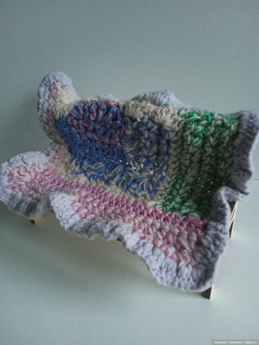 Кукольный диванчик с пледом