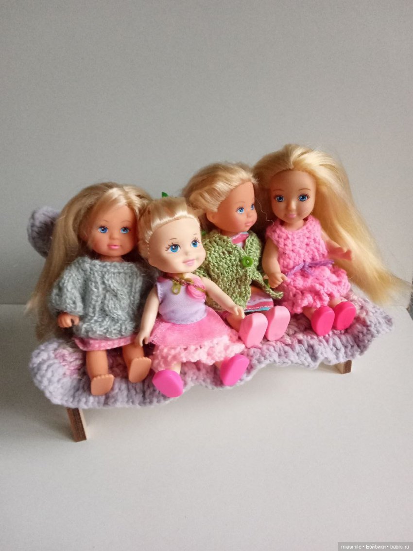 Маленькие куколки на диванчике