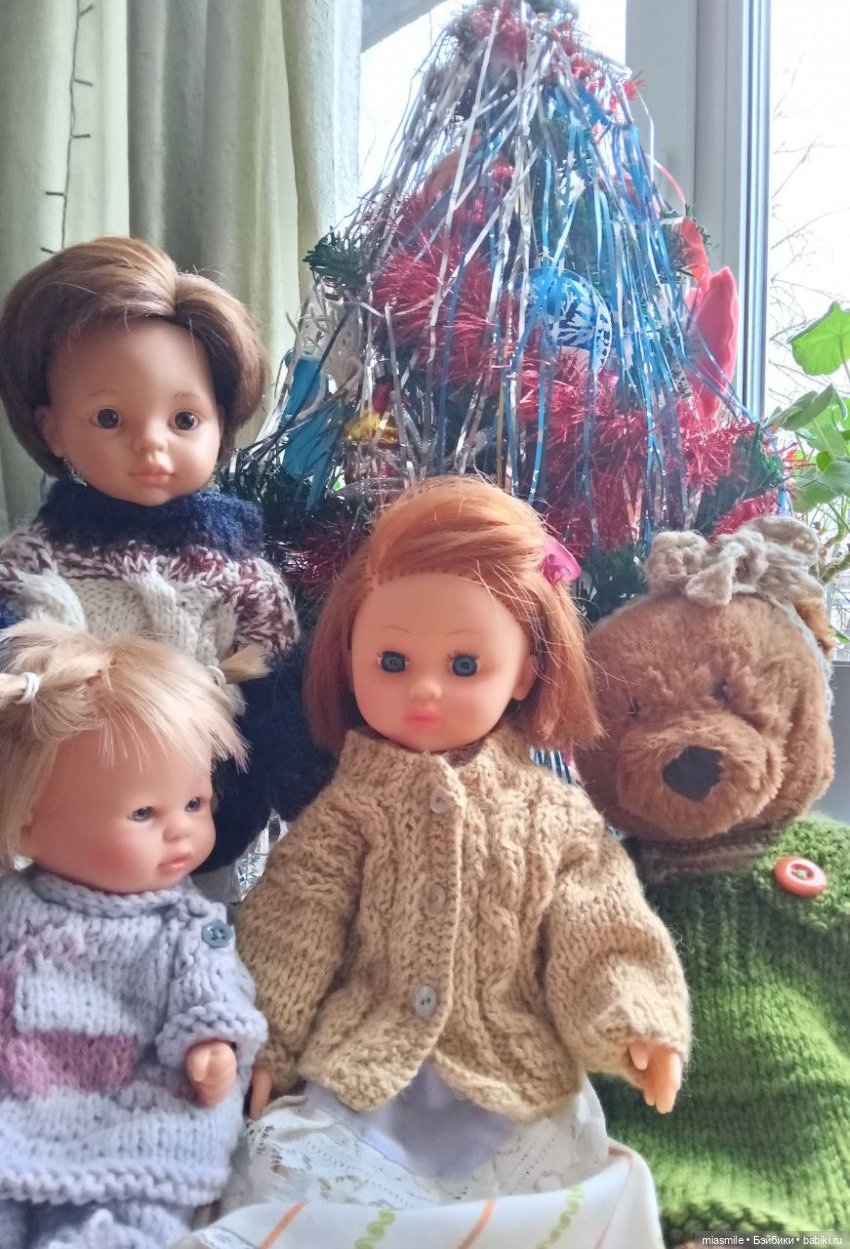Игровые куклы и плюшевый мишка