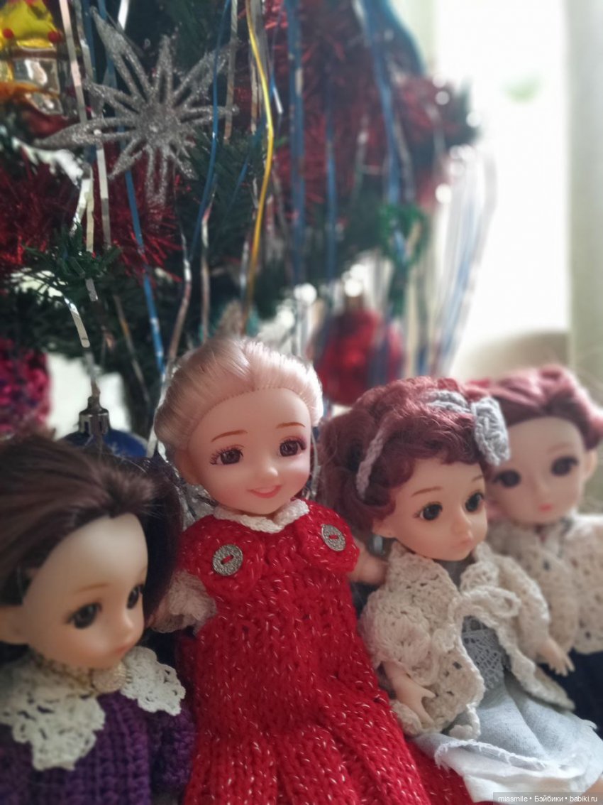 Шарнирные куклы баболи у елки