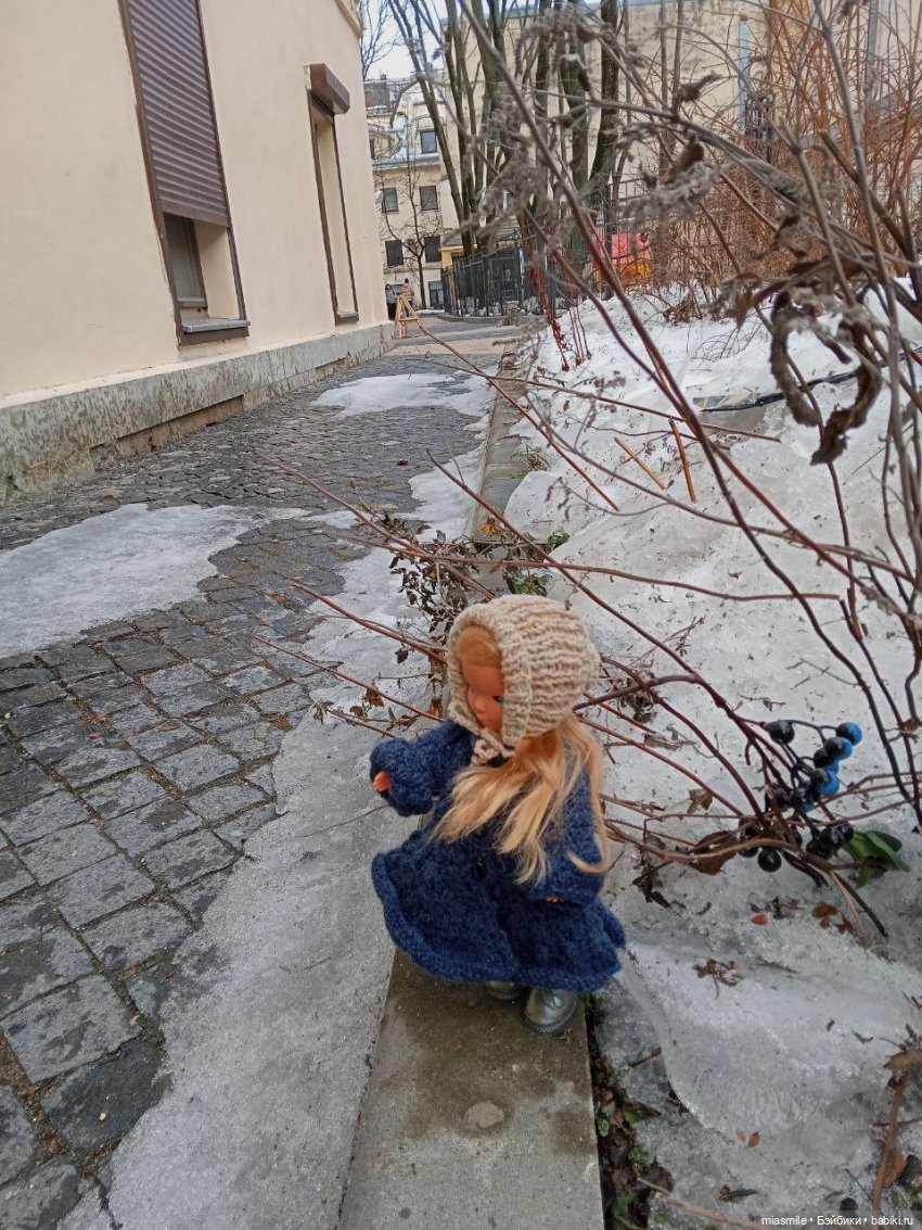 Кукла Элис во дворе Петербурга Кукла Элис во дворе Петербурга