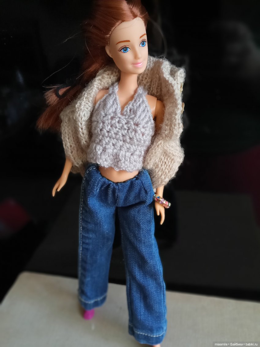 Кукла Анлили в вязаной одежде и джинсах