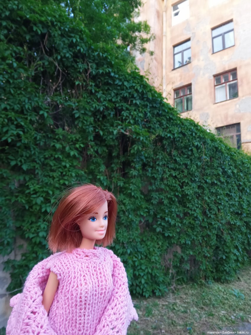 Кукла Анлили на фоне стены, увитой плющом Кукла Анлили на фоне стены, увитой плющом
