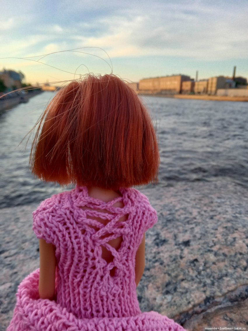 Кукла 1:6 в розовом вязаном платье Кукла 1:6 в розовом вязаном платье