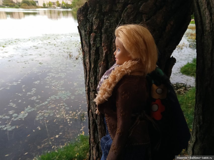 Кукла Барби у озера