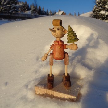 Буратино на ходулях.