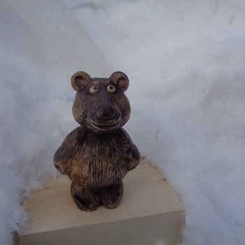 Мечтательный медведь. С добрым взглядом.