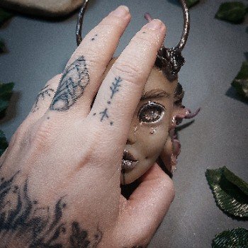 Не пользуюсь Клиром, а макияж остаётся неубиваемым))