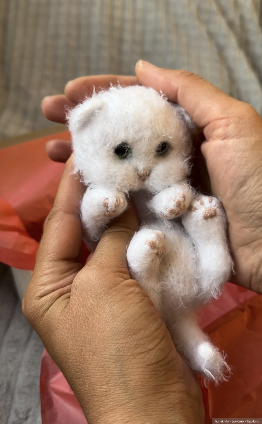 На фото один из примеров моих котиков. Вяжу по своему МК «Котик с глазками»