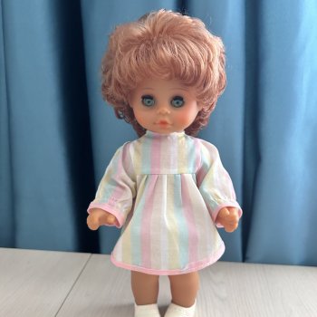 Здравствуйте, подскажите пожалуйста что это за кукла ? Фирма название и есть ли такие в продаже ? Ищу такую же но с карими глазами .