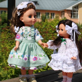 Нарядила девчонок.