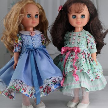 Наряжаю девчонок.