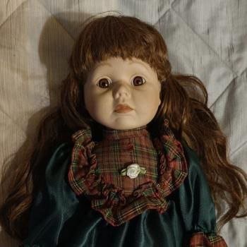 Помогите пожалуйста опознать куколку!