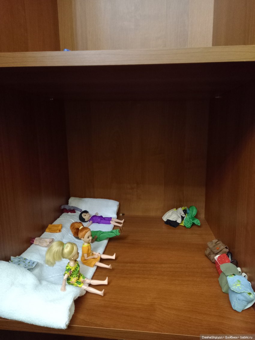 Купание компании 🛁🌊👩🏻‍🦰👱🏻‍♀️🧑🏻🧑🏾