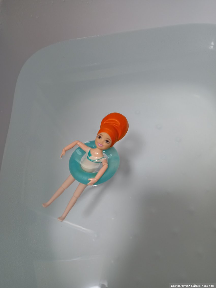 Купание компании 🛁🌊👩🏻‍🦰👱🏻‍♀️🧑🏻🧑🏾