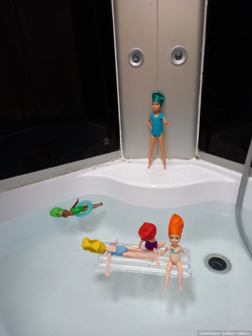 Купание компании 🛁🌊👩🏻‍🦰👱🏻‍♀️🧑🏻🧑🏾