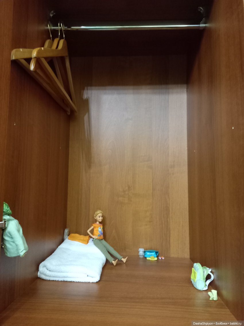 Купание компании 🛁🌊👩🏻‍🦰👱🏻‍♀️🧑🏻🧑🏾