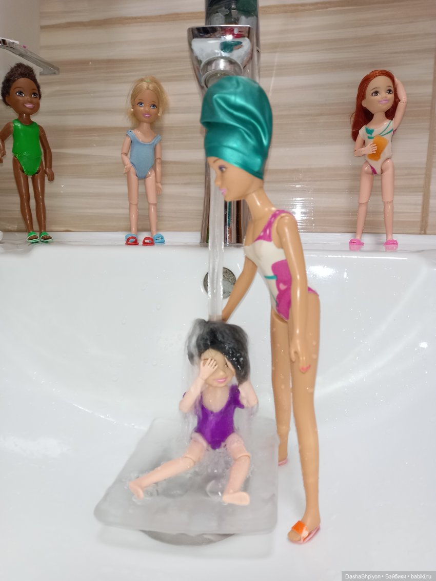 Купание компании 🛁🌊👩🏻‍🦰👱🏻‍♀️🧑🏻🧑🏾